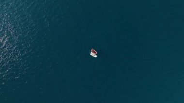 Bir tekne, bir motorlu tekne, radarlı devriye geziyor. Kamera suda büyük bir iz bırakan tekneyi takip ediyor..