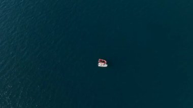 Bir yolcu gemisine limandan ayrılırken eşlik eden polis botu limanda dönüyor.