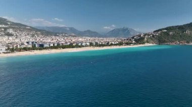 Güneş ışığının deniz yüzeyindeki yansıması yavaş çekimde rahatsız edici mavi okyanus su yüzeyine yaklaşır. Yavaş çekim