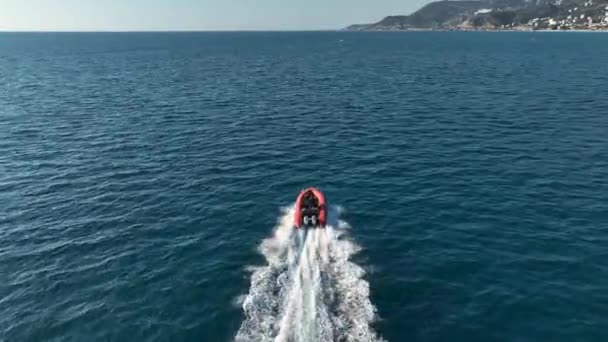 税関警察の高速艇の船首からの幻想的な空撮 — ストック動画