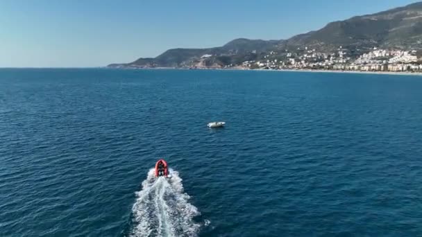 Motorbåten Seglar Snabbt Över Havet Och Lämnar Ett Spår Vattnet — Stockvideo
