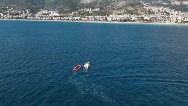 Sebuah Perahu Perahu Bermotor Berpatroli Dengan Radar Atas Pandangan Kamera — Stok Video