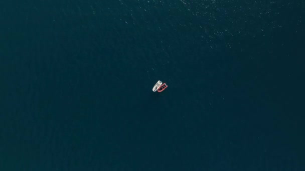 トップビューにレーダー付きのボート モーターボートのパトロール カメラは水面に巨大なマークを残す船に従ってください — ストック動画