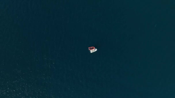 从国家海关警察的一艘高速船的船头上发射的绝妙的空中射击 — 图库视频影像