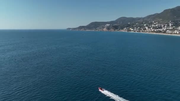 汽艇快速地在海面上航行 在水面上留下了痕迹 慢动作的无人机镜头 — 图库视频影像