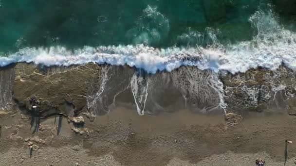 Кинематографическое Средиземное Море Вид Воздуха Пляж Людей Отдых Приключения Пляж — стоковое видео