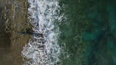 4K deniz manzarası yakınında oltayla balık yakalıyorum.
