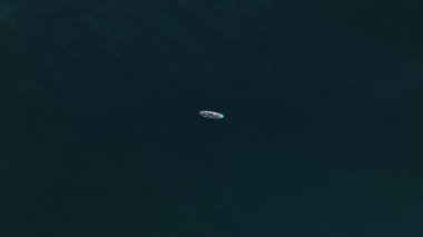 Denizde sörf takımına. Modern aktif yaşam tarzı. Su sporları macera kampı. Yaz tatilinde aşırılık.