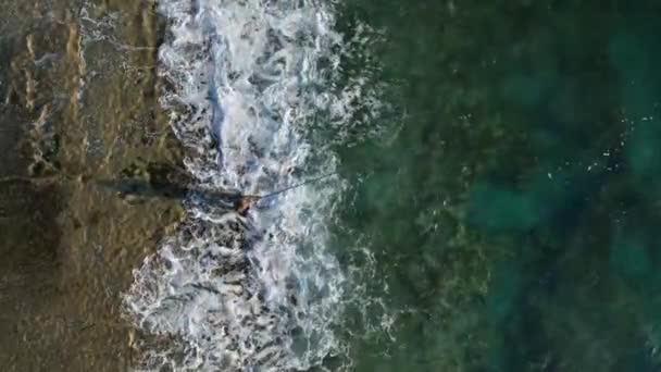 Atrapar Peces Con Caña Pescar Cerca Vista Aérea Costa — Vídeo de stock