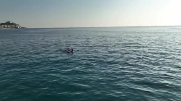 パドルボードで自然のままのターコイズブルーの水を探索する素敵なカップル 穏やかな海を楽しむためにパドリング2人の白人 — ストック動画