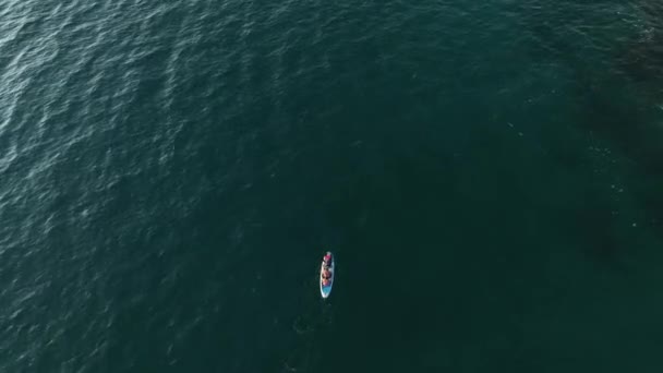 Sörf Tahtasında Yatan Çiftler Mavi Sörf Tahtasında Dinlenen Kadın Erkek — Stok video