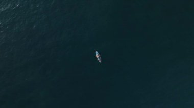 Sığ sularda yüzen bir çiftin havadan çekimleri.