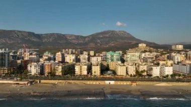 Kıyıya yakın köpüklü deniz dalgaları. Deniz yüzeyi