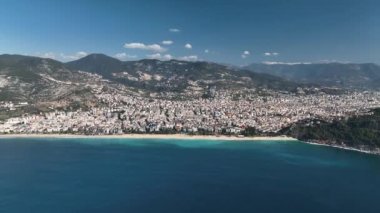 Şehrin havadan görüntüsü üzerinde pürüzsüz bir insansız hava aracı uçuşu 4K