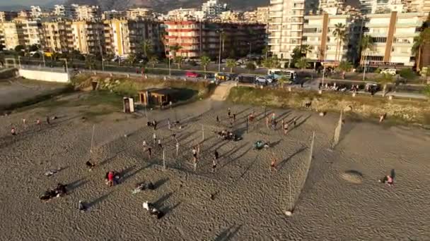 Киносилуэты Юношей Играющих Волейбол Пляже Закате Солнца Турция Алания — стоковое видео