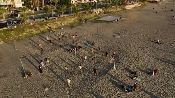 Siluetas Cinematográficas Hombres Jóvenes Jugando Voleibol Playa Atardecer Vista Aérea — Vídeos de Stock