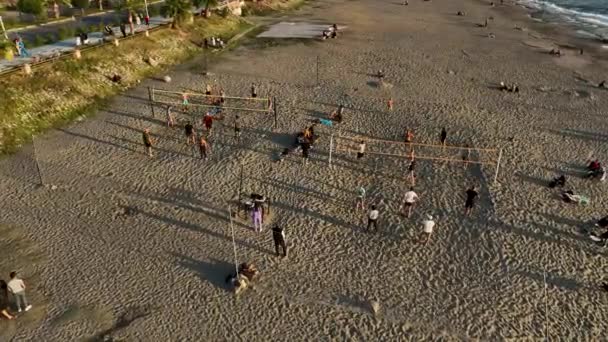 Massa Människor Spelar Beachvolleyboll Stranden Folk Njuter Beachvolley Vid Solnedgången — Stockvideo