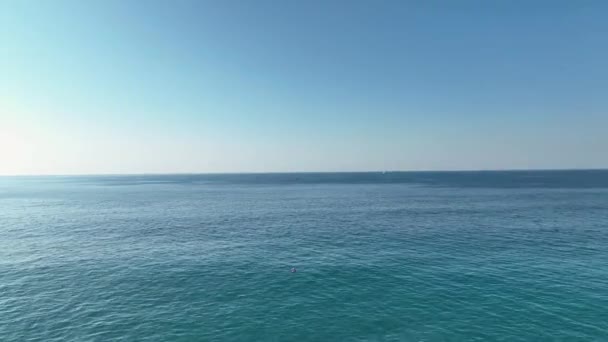 船上の人々と白い帆船 地中海に浮かぶ リパリ島 イタリア シチリア島 地平線青い空 — ストック動画