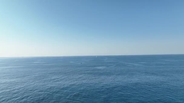 Yacht Vela Galleggia Sulle Onde Mare Aperto Durante Giorno Meraviglioso — Video Stock