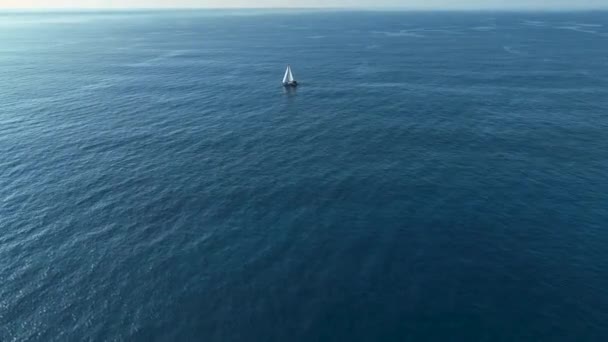 Vagues Une Île Horizon Voilier Flottant Près Mer Orageuse Arc — Video