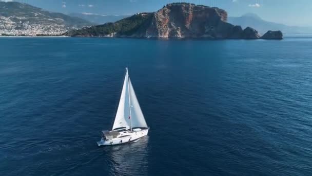 セーリングヨットは日中は波の上に浮かんでいます 驚くべき海の地平線セーリング船 — ストック動画