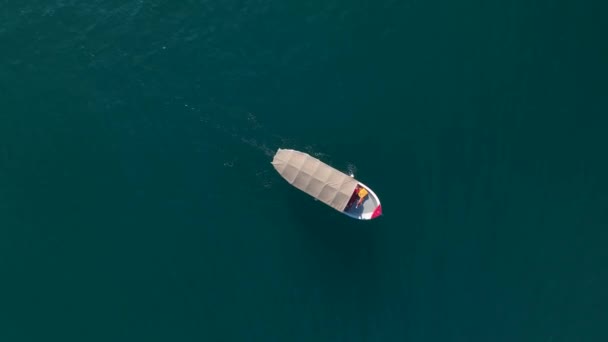 Поездка Лодке Глубокой Голубой Воде Беспилотник Видом Сверху — стоковое видео