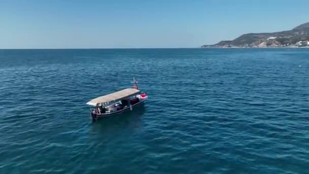 Egy Kis Halászhajó Moziszerű Repülése Arany Órában Távol Parttól Nyugodt — Stock videók
