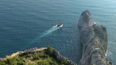 Ve Türkiye 'nin Alanya kentindeki büyük eski bir kale.