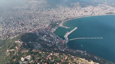 Hava manzarası, Alanya Türkiye 'nin şehir manzarası. Ufuktaki dağlar mavi gökyüzü 4K