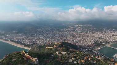 Hava manzarası, Alanya Türkiye 'nin şehir manzarası. Ufuktaki dağlar mavi gökyüzü 4K