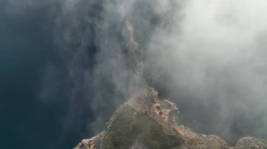 Türkiye 'nin Alanya kentindeki Akdeniz kıyısındaki Kizil Kule' nin muhteşem hava manzarası. Denizin üzerinde uçan bir dron