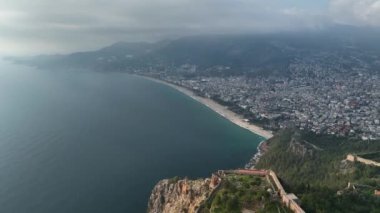 Alanya, Türkiye 'deki Kleopatra Sahili' nin muhteşem hava manzarası. Kumsalda ve Akdeniz 'de uçan insansız hava aracı. Kıyı kenti Türkiye 'de popüler bir turizm beldesi.