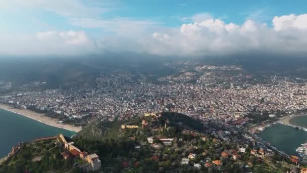 空中ビュー アランヤトルコの街のパノラマ 地平線の山々と青い空 — ストック動画