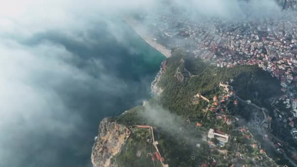 トルコのアラニャ島の地中海によるキジル クルーの素晴らしい空中ビュー レッドタワー上空を飛行するドローン — ストック動画