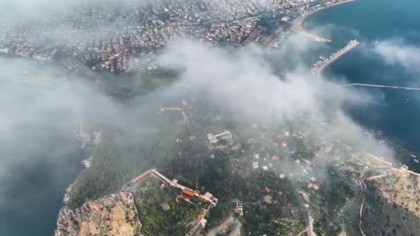 空中ビュー アランヤトルコの街のパノラマ 地平線の山々と青い空 — ストック動画