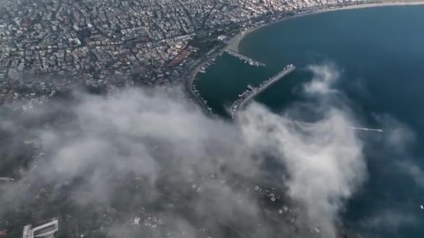 港と都市景観の開放的な景色を望む雲からのスムーズな飛行 — ストック動画