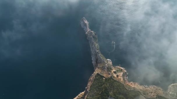 Een Vlotte Vlucht Uit Wolken Biedt Een Episch Uitzicht Zeegezicht — Stockvideo