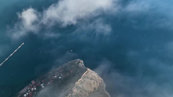 高さ700メートルのユニークなフレームから美しい崖の景色に沿って海賊船が帆 — ストック動画