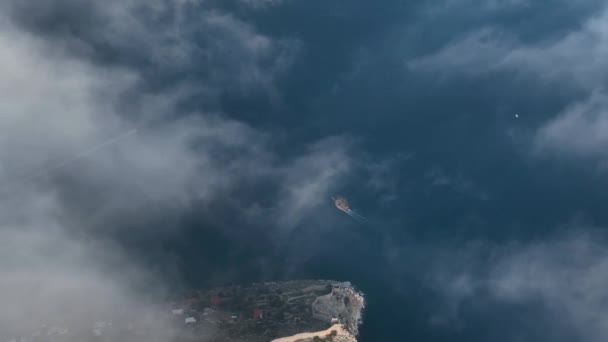 Пиратский Корабль Плывет Вдоль Красивых Скал Высоты 700 Метров Уникальная — стоковое видео
