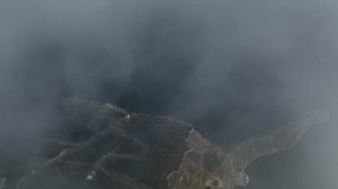 Hava manzarası, Alanya Türkiye 'nin şehir manzarası. Ufuktaki dağlar mavi gökyüzü 4K