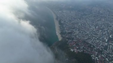 Türkiye 'nin Alanya kenti üzerinde bulutlu bir hava var. Antik bir kale manzarası 4K