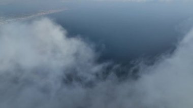 Pürüzsüz bir uçuş, liman ve şehir manzarası.