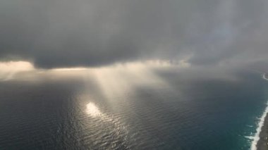 Akdeniz kıyısındaki deniz manzarasının üzerinde bulutlu bir gün batımı. Kış mevsiminde soyut hava koşulları, yaz mevsiminde okyanus batımı denizi ve gökyüzü arka planı. Tatil, seyahat ve tatil konsepti 4 K