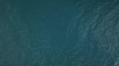 Yüksek kaliteli deniz suyu dokusu Drone, mavi saat içinde derin mavi okyanus üzerinde ekseni etrafında kusursuz bir şekilde döner.