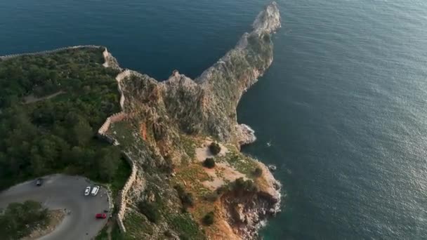 Cliché Épique Drone Volant Travers Les Nuages Horizon Est Rocher — Video