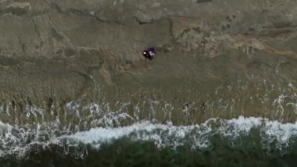 Casal Sentado Praia Vista Vertical Drone Costa Rochosa Mar Mediterrâneo — Vídeo de Stock