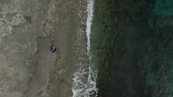 Romantik Bir Çift Kumsalda Harika Manzaranın Tadını Çıkarırken Ahşap Sandalyelerde — Stok video