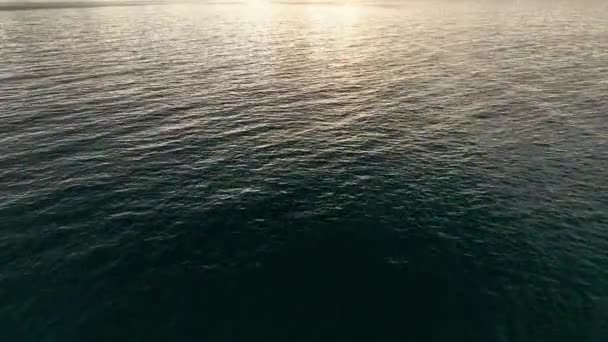 アドリア海の美しい夕日の中 海上を飛行するドローン 空中ドローン撮影 海の上の日の出 — ストック動画