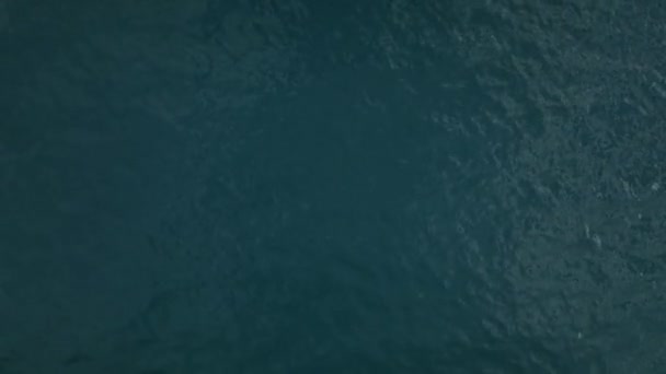 ドローンは海の美しい夕日の中で海を飛んでいます 空中ドローン撮影 海の上の日の出 — ストック動画