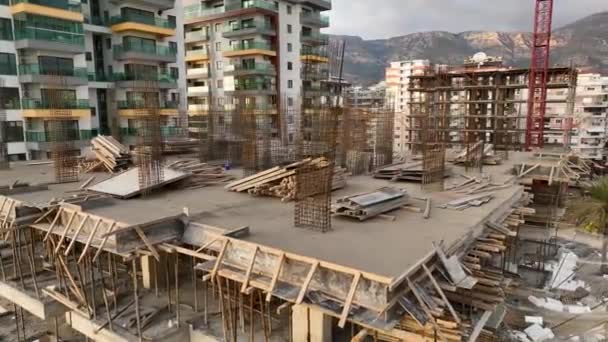 Konstrukce Stránek Během Dne Dvě Budovy Výstavbě — Stock video